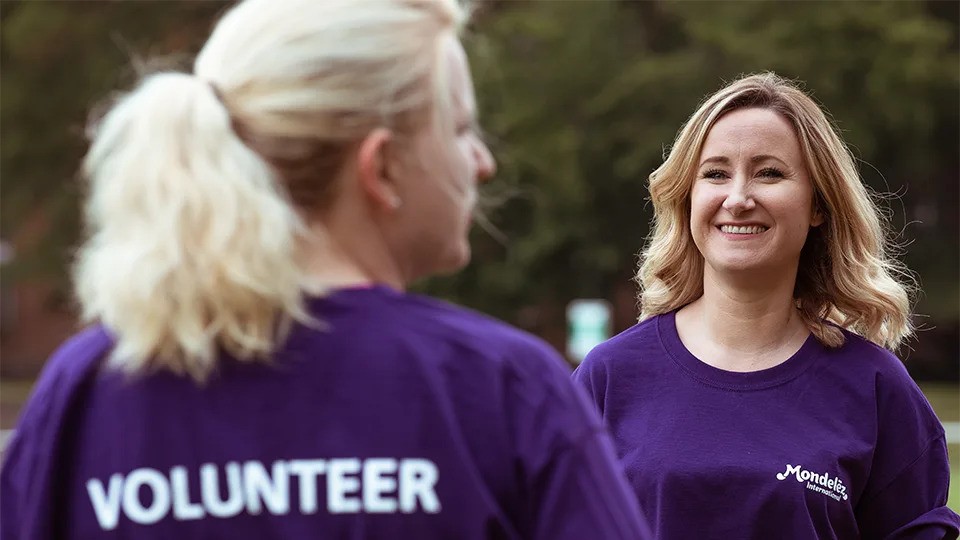 two women volunteers